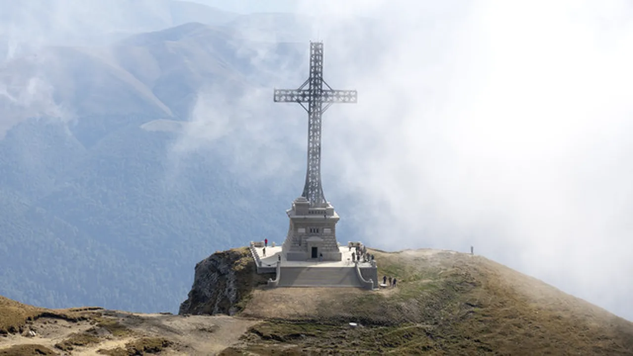 FOTO Crucea de pe Caraiman a fost reabilitată. „Nu a fost o misiune uşoară”