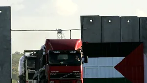 Israelul autorizează trecerea în Fâşia Gaza a 100 de camioane cu ajutor umanitar