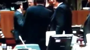 Nu se poate abţine! La ce s-a uitat Berlusconi în timpul summitului UE - VIDEO