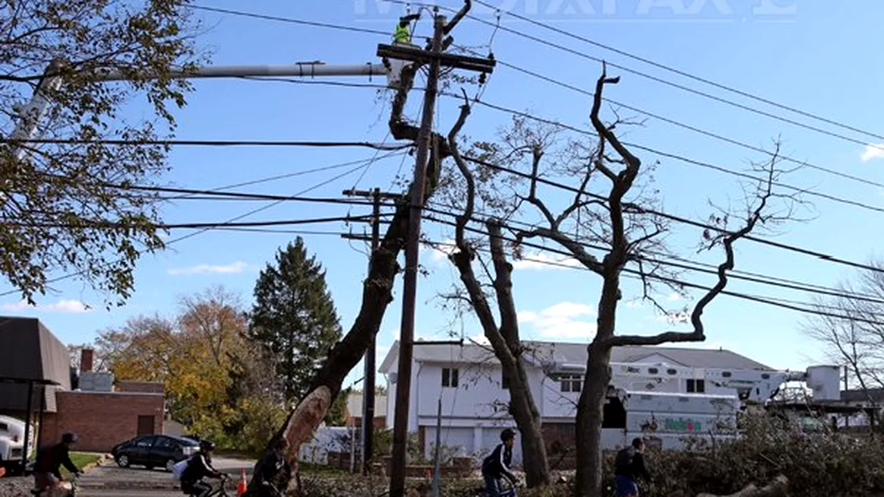 Aproape 2,5 milioane de abonaţi nu au curent electric pe Coasta de Est a Statelor Unite