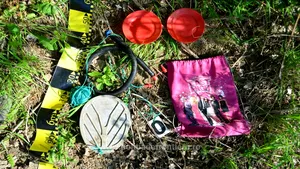 Pachete de ţigări aduse ilegal în România cu o saltea pneumatică şi vâsle din farfurii de plastic