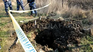 Şapte persoane, între care trei poliţişti şi un jandarm, reţinute pentru furt de produse petroliere