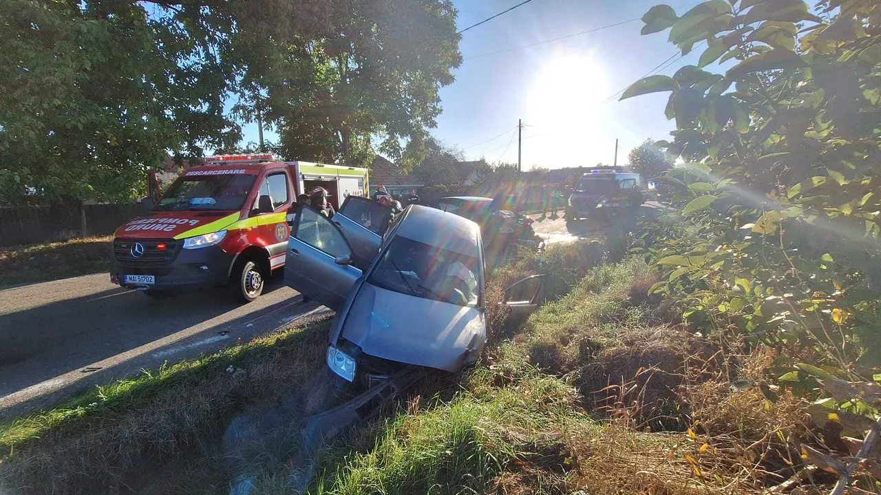 Accident în Neamţ. O femeie a rămas încarcerată, iar un copil a ajuns la spital