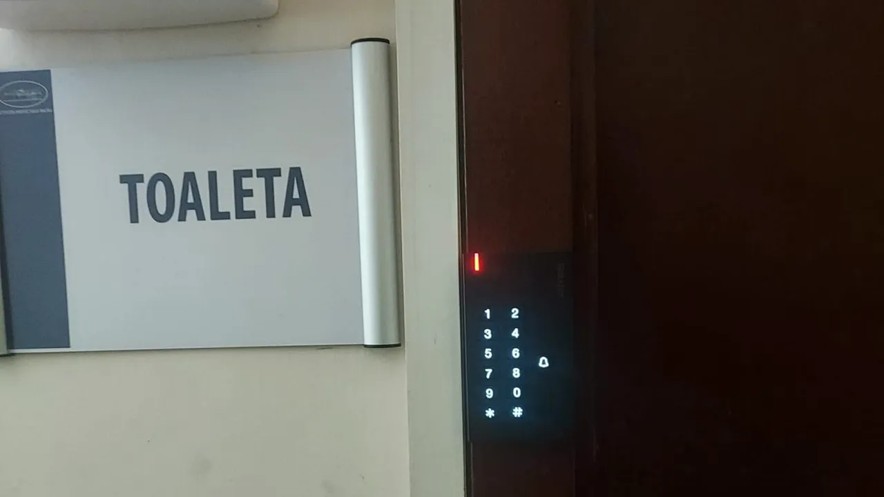 Toaleta Prefecturii Bacău, dotată cu un sistem de acces „ca la NASA”. PSD se amuză: „Ce s-o afla ascuns în WC-ul cu pricina”?