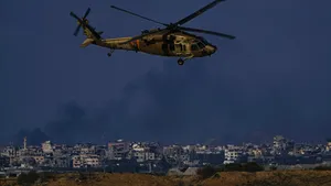Război Israel - Hamas. Armata instalează pompe pentru a inunda cu apă de mare tunelurile Hamas / Zeci de prizonieri „suspecţi de terorism” / ONU: doar 69 de camioane de ajutor au intrat ieri în Fâşie