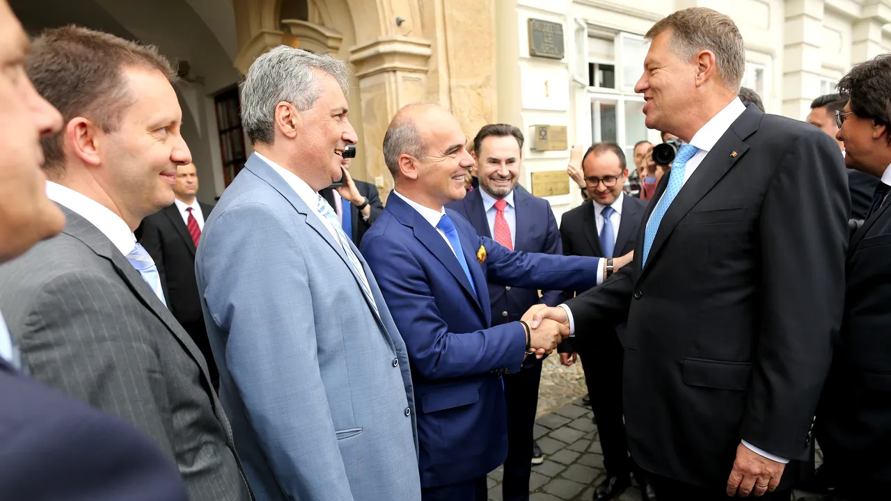 Klaus Iohannis, la prima acţiune oficială de campanie, către PNL: Veţi guverna cu un guvern de tranziţie | Orban: Va veni la putere o forţă politică care respectă libertatea