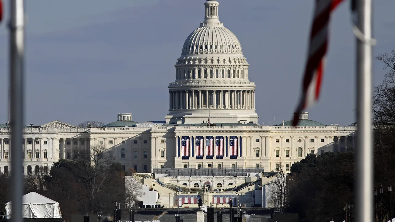 Mii de persoane protestează la Washington înainte de învestirea lui Trump