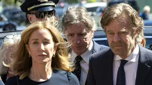 Actriţa Felicity Huffman, care a dat mită pentru a-şi înscrie fiica la o universitate de elită, a primit o sentinţă de doar 14 zile în închisoare