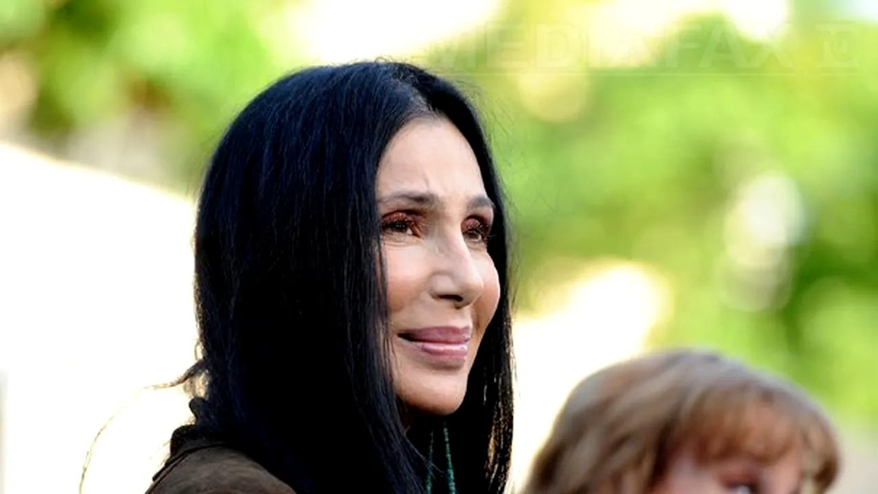 Cher a donat mii de sticle cu apă potabilă pentru locuitorii unui oraş american