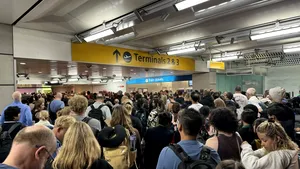 Haos pe Aeroportul Heathrow, unde sute de pasageri au rămas blocați în terminale
