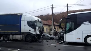 12 oameni au fost răniţi pe DN7 după ciocnirea a trei maşini, două TIR-uri şi un autocar cu pasageri - FOTO