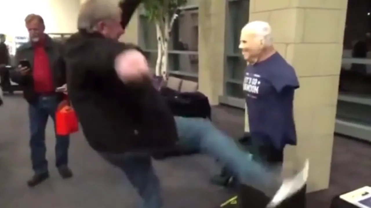 Un manechin cu chipul lui Joe Biden, luat la bătaie la un eveniment al Partidului Republican din Kansas
