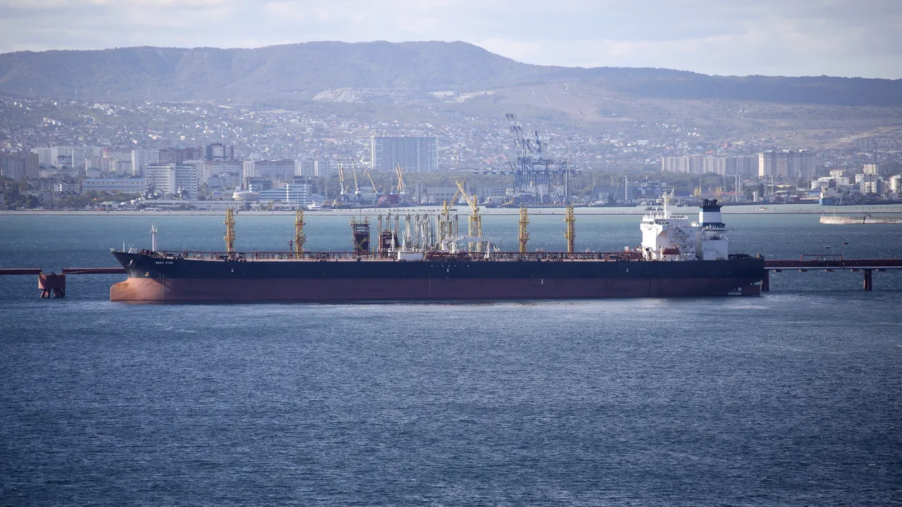 Afaceri de miliarde de dolari. Multe nave îşi falsifică locaţia pentru a muta petrolul în toată lumea