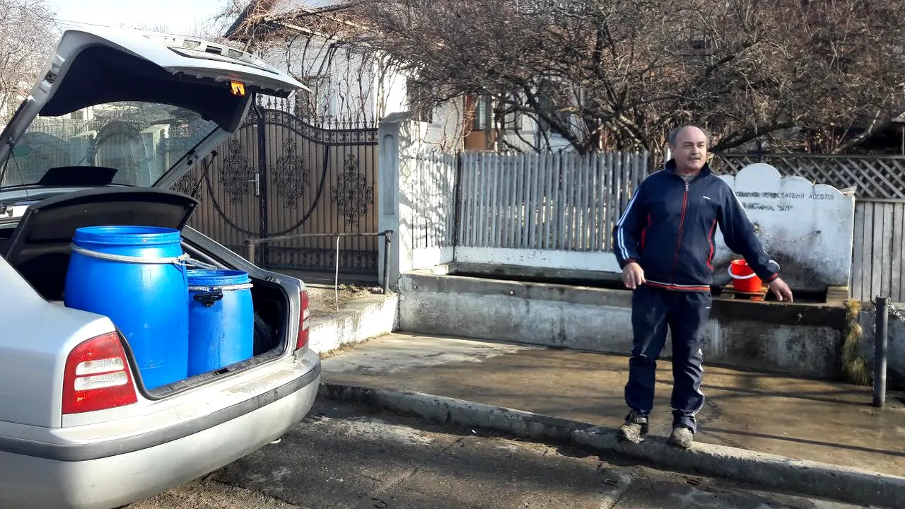 FOTO Sute de persoane din Coşeşti, Argeş, fără apă de o lună: Care are maşină, îşi aduce, care nu, se uită