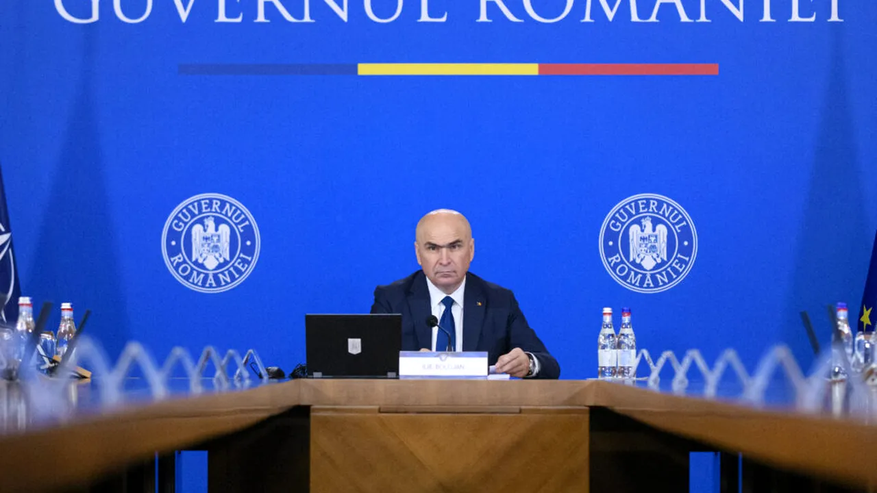 Primele măsuri de austeritate, pe masa Guvernului. Sporul pentru condiţii vătămătoare va fi plafonat la 300 de lei / Premierul Bolojan susține o conferință de presă după ședința de Guvern: „România e într-o situație dificilă ca urmare a deficitelor cronice