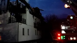 VIDEO - Pensiune din Sâmbăta de Sus, mistuită de un incendiu izbucnit în timpul nopţii. Intervenţia pompierilor, îngreunată