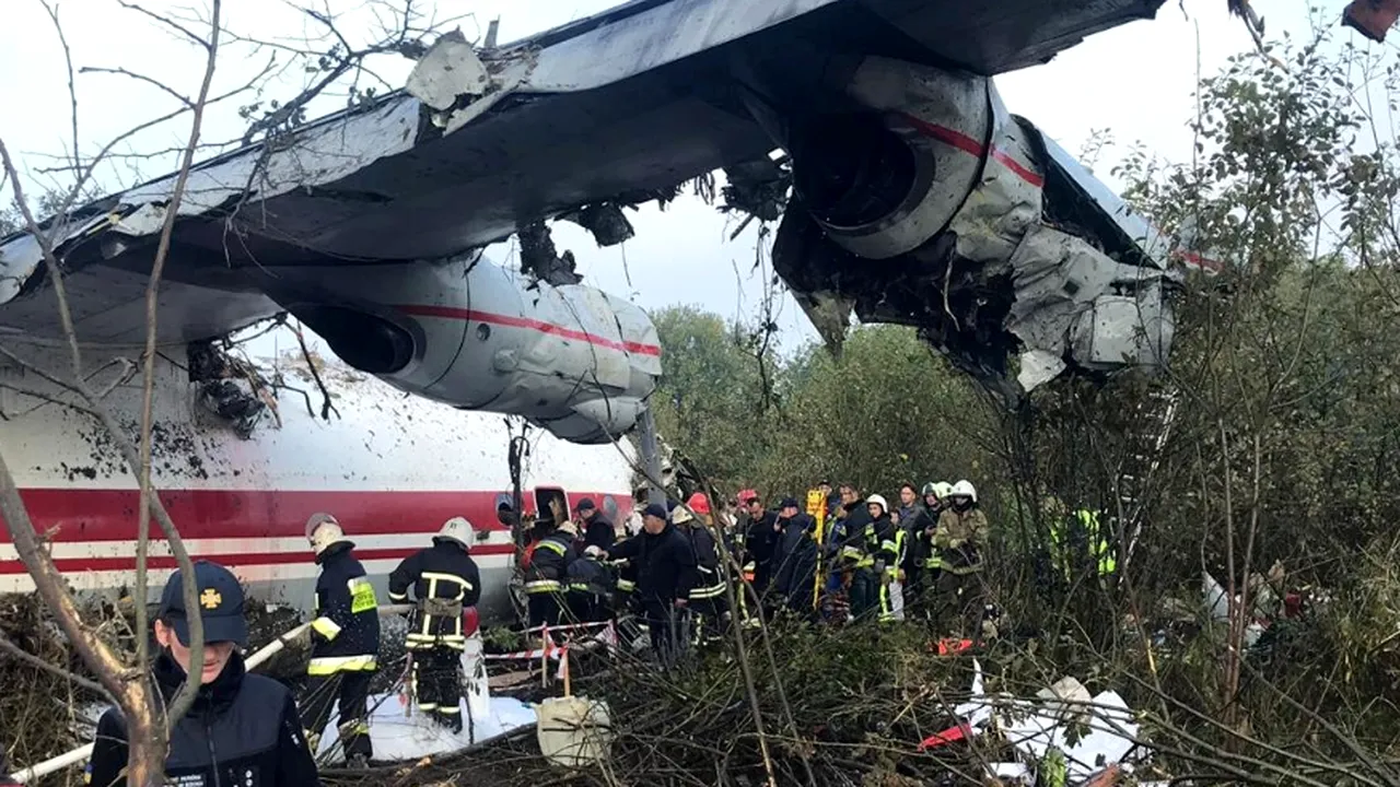 Incidentul aviatic din Ucraina: Cel puţin patru persoane au murit, după ce un avion cargo de tip Antonov-12 a aterizat forţat | FOTO