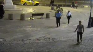 Panică în Centrul Vechi al Capitalei. Bărbat înarmat cu o sabie lungă de 1 metru, prins de poliţişti. Era supărat pe mama fostei iubite şi voia să o pedepsească. VIDEO