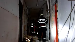 FOTO | Explozie puternică într-un bloc din Tulcea: 4 oameni au ajuns la spital, iar zeci de garsoniere sunt afectate