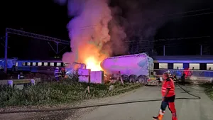 Accident feroviar în județul Bacău. O cisternă, lovită de un tren care mergea spre Constanța. Cisterna a luat foc