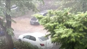 ALERTĂ ANM: Cod galben de ploi şi vijelii în Capitală şi mai multe judeţe din ţară / VIDEO