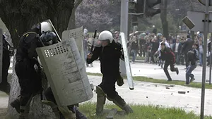Imagini cu poliţişti lovind protestatari la Chişinău, trimise la Bucureşti pentru expertiză