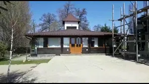 Soluţie inedită. Tonomat pentru lumânări şi tămâie, la o biserică din Prahova. Vânzările au crescut / Preot: Este extrem de practic