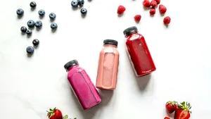 Smoothie-uri, sucuri sau fructe întregi? Care este cea mai sănătoasă modalitate de a consuma fructe?