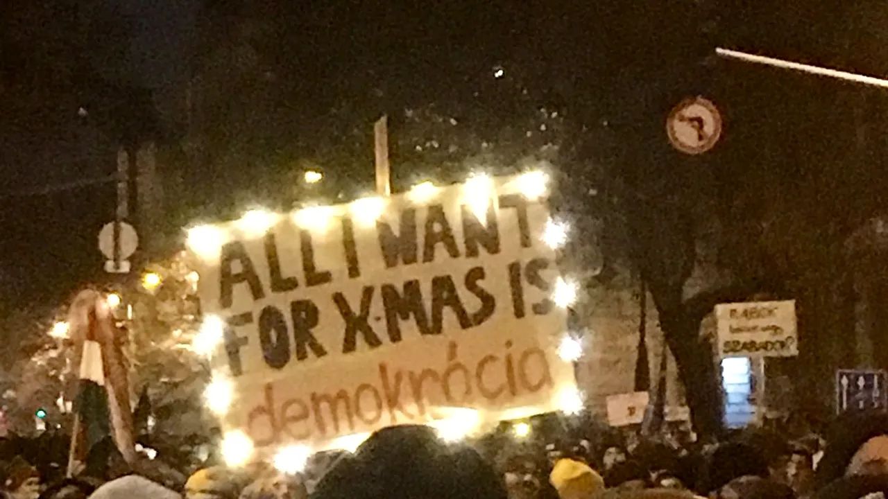 Mii de persoane au protestat la Budapesta faţă de modificările legislaţiei în domeniul muncii, calificate de oponenţi drept 