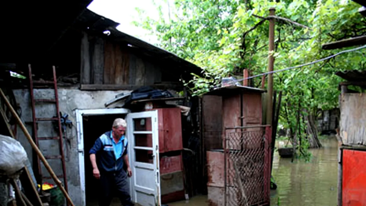 Sute de case inundate şi zeci de localităţi fără energie electrică în judeţul Iaşi