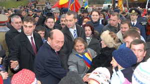 Alba Iulia: Traian Băsescu, asaltat de mulţimea prezentă la serbările Unirii