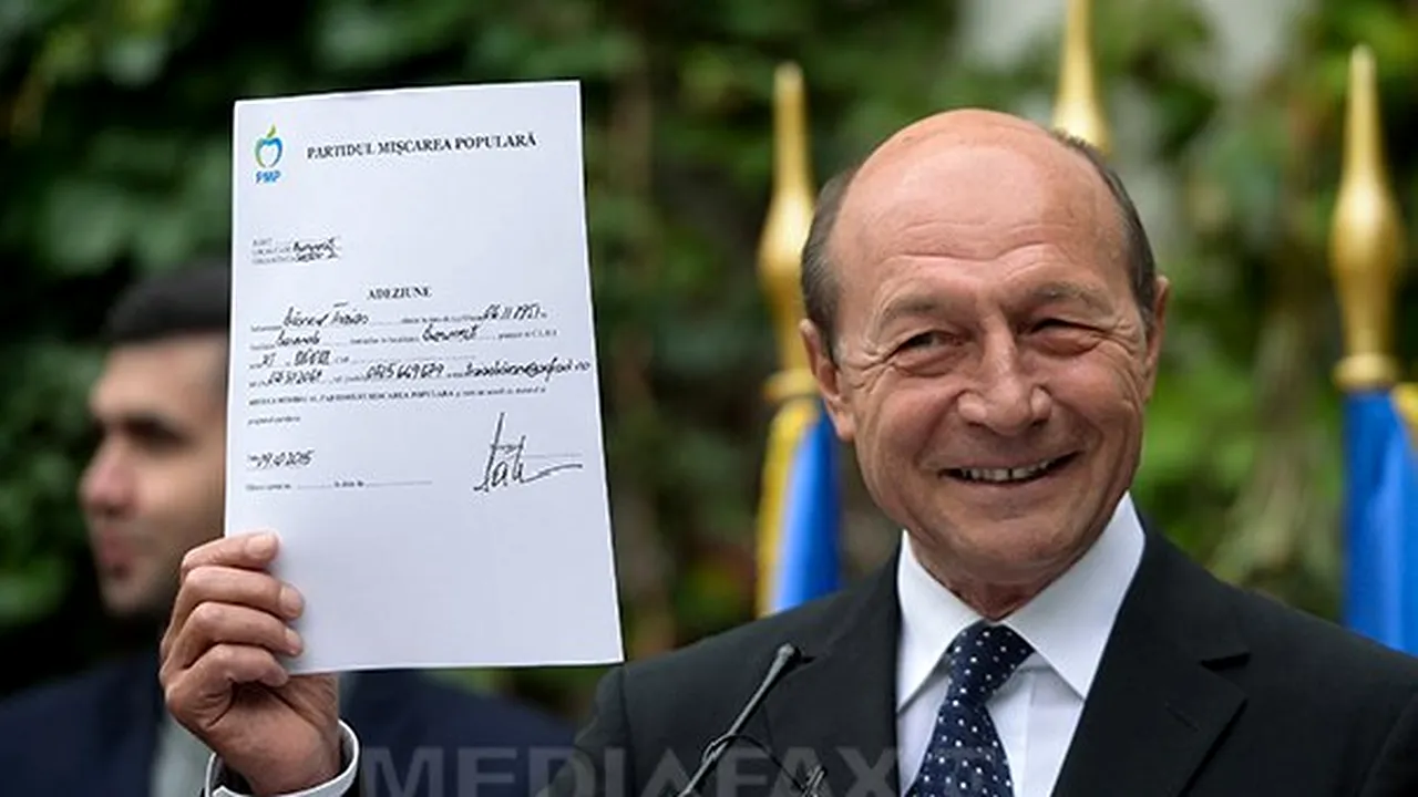 Traian Băsescu şi-a făcut public numărul de telefon, arătând către camere cererea de adeziune la PMP