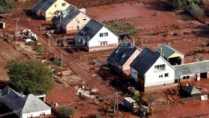 Satul ungar Kolontar, evacuat de teama unei noi inundaţii cu noroi roşu. Rezervorul uzinei de alumină are o nouă fisură în dig