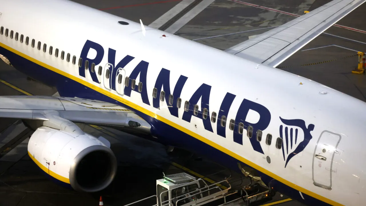 Raport preliminar: Ce a cauzat spargerea geamului avionului Ryanair, în urma căruia un pasager a fost aspirat parțial în exterior