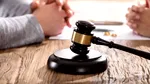 60% dintre judecătorii federali din SUA folosesc tot mai mult Inteligența Artificială ca să redacteze hotărâri sau să îi ajute în audieri, deși știu că este nesigură