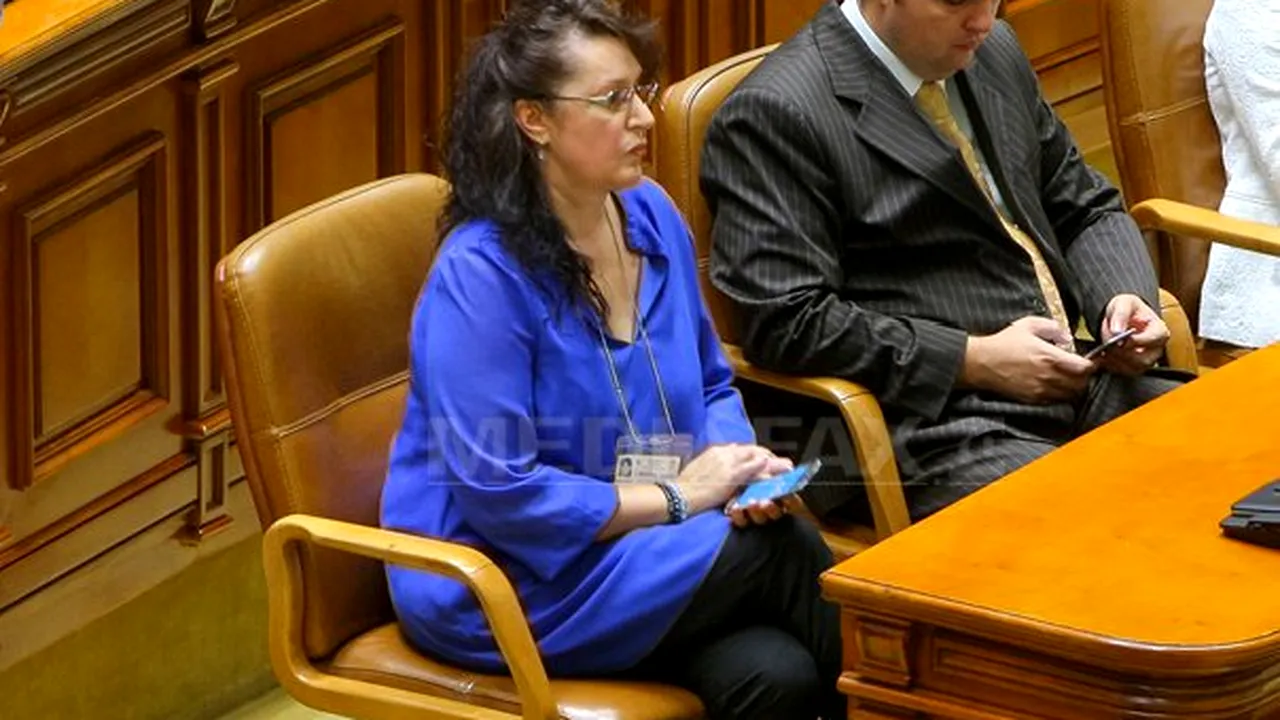 Directorul TVR Irina Radu îi cere preşedintelui Iohannis să nu promulge legea care elimină taxa radio-TV şi liderului PSD, Liviu Dragnea, o întrevedere