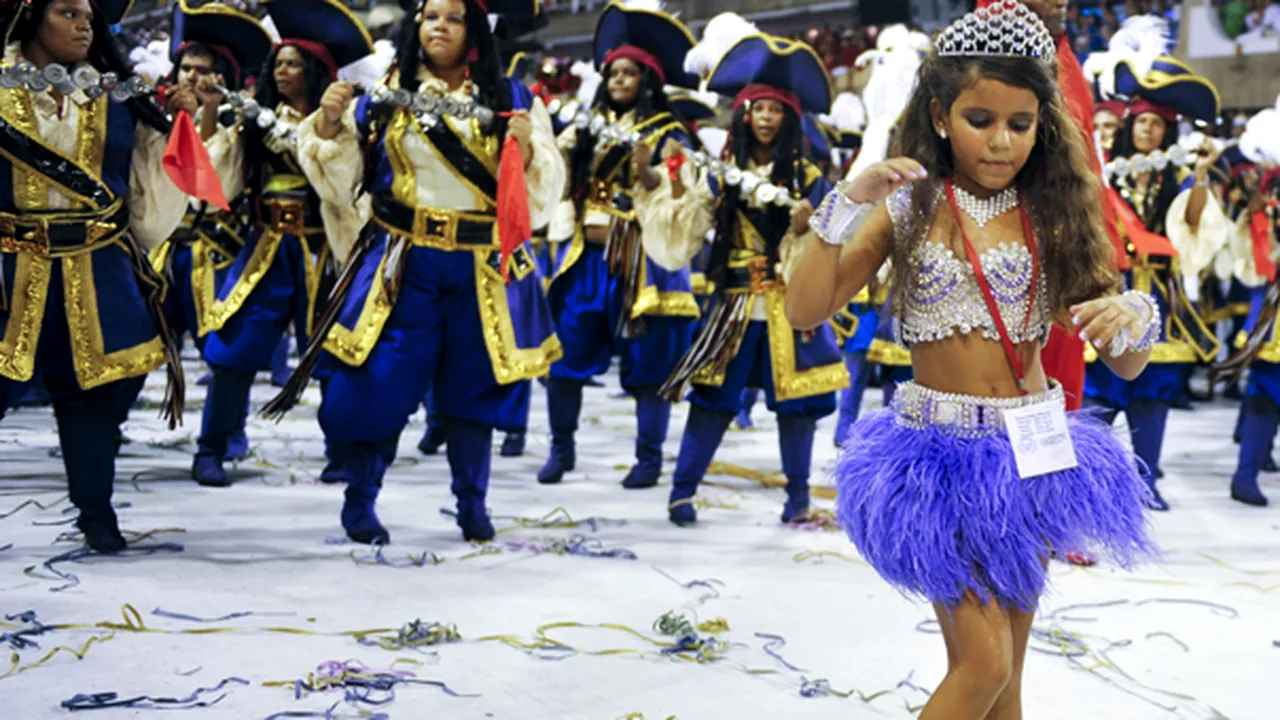 Fetiţa aleasă regina unei şcoli de samba, la carnavalul de la Rio, a plâns în timpul paradei