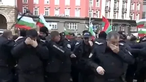 Mai mulţi poliţişti bulgari s-au intoxicat cu gazele lacrimogene destinate protestatarilor | VIDEO