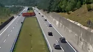 INCREDIBIL: Şoferul unui TIR înmatriculat în România a întors autotrenul pe o autostradă intens circulată din Italia. Imaginile fac înconjurul lumii - VIDEO