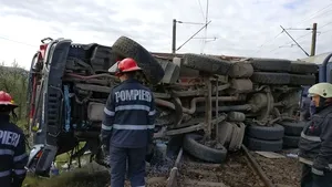 Kolozs megye: felborult egy kamion, miután vonattal ütközött. Nemeszsuknál leállt a vasúti forgalom 