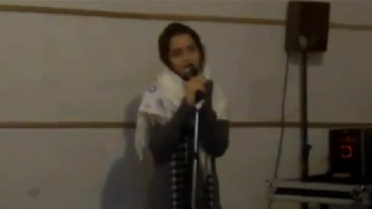 O adolescentă din Iran a SFIDAT legea care le INTERZICE femeilor să cânte. Cum a interpretat melodia 