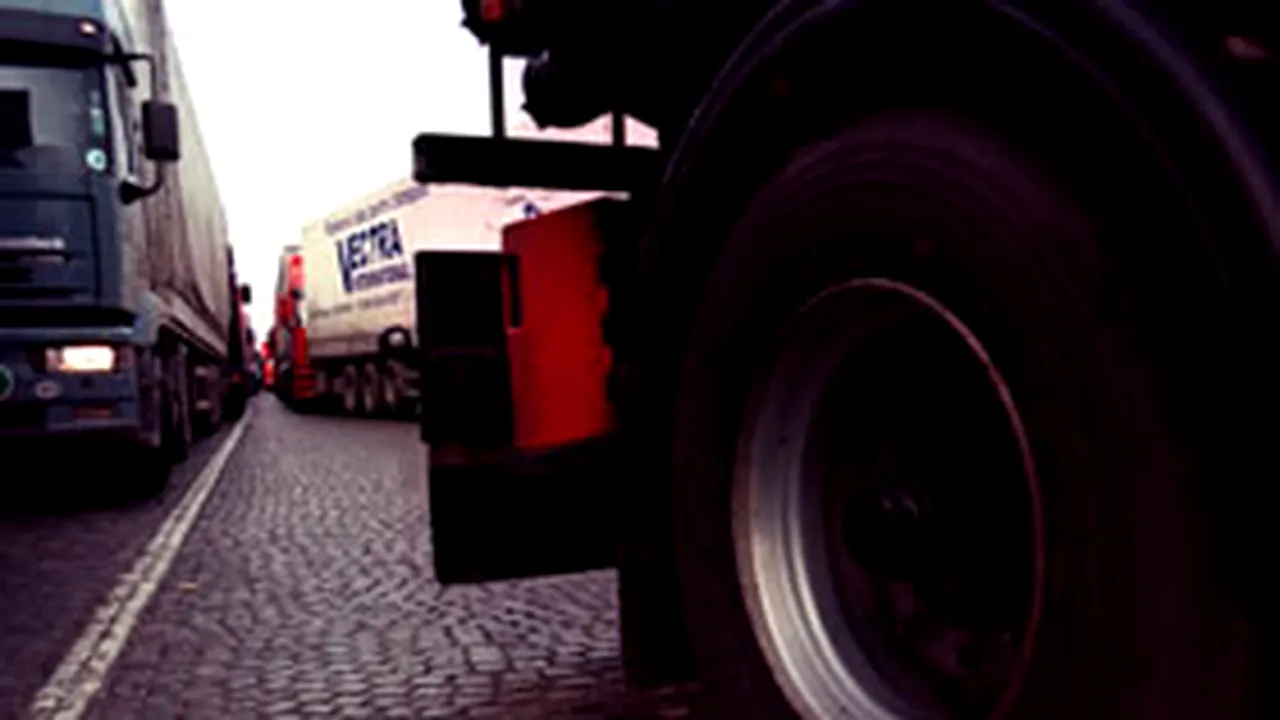 Camioanele transportatorilor rutieri se adună în Piaţa Constituţiei