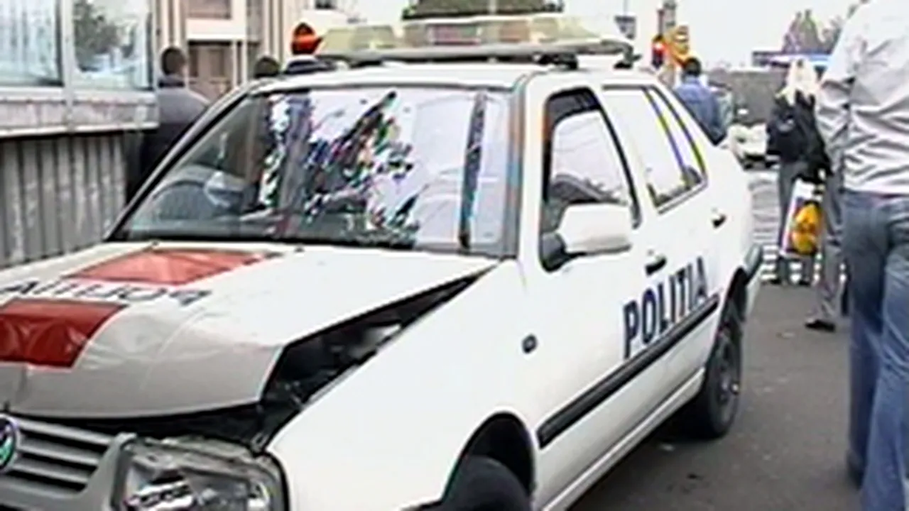 Maşina Poliţiei furată de sub nasul agenţilor