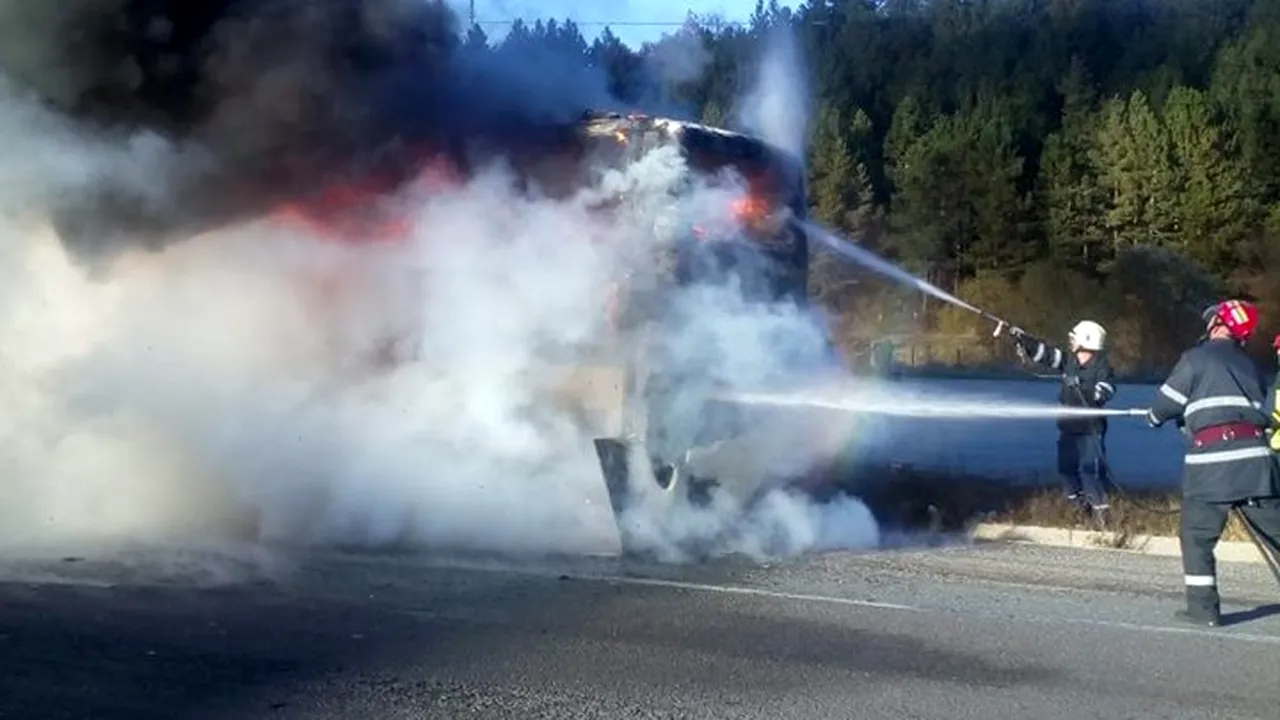 ALERTĂ la Cluj: Zeci de pasageri, evacuaţi dintr-un autocar cuprins de flăcări