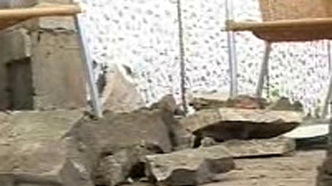 Doi tineri, spitalizaţi după ce peste ei a căzut tencuială desprinsă de pe o clădire