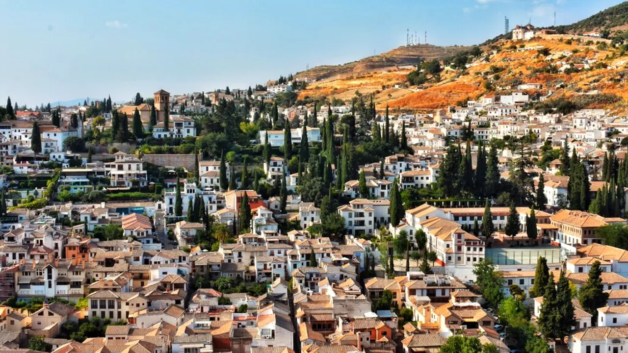Cinci locuri de lângă Granada unde poți merge într-o excursie ieftină de weekend: un castel arab, biserică în stâncă, un sat alb și locuințe în pământ