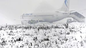 Incident aviatic la Cluj. Un avion al Blue Air cu 116 pasageri a ieşit de pe pista la aterizare din cauza zăpezii - GALERIE FOTO, VIDEO