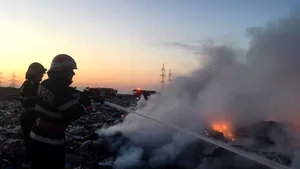 Pompierii intervin pentru stingerea unui incendiu izbucnit la groapa de gunoi din Tulcea