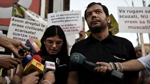 PROTESTUL ANTI-MAINDANEZI: Peste 200 de persoane au participat la manifestaţie în Piaţa Romană - GALERIE FOTO