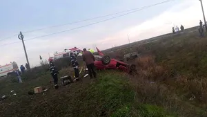 ACCIDENT GRAV în Timiş: Doi tineri au murit, iar alţi trei au fost răniţi după ce o maşină s-a răsturnat în şanţ